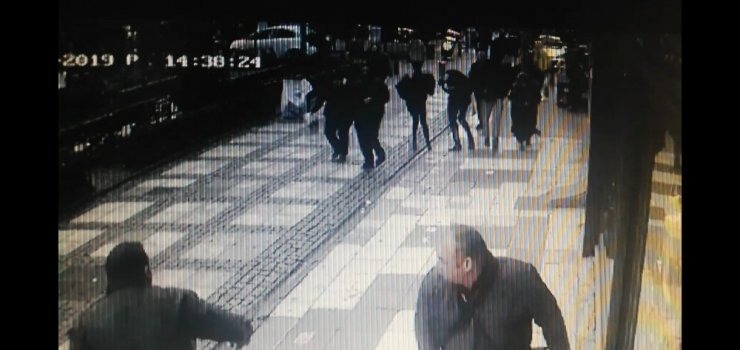 Şiddetli rüzgarda vatandaşların üstüne binadan cam düştü: 1 yaralı