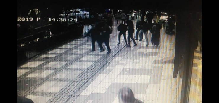 Şiddetli rüzgarda vatandaşların üstüne binadan cam düştü: 1 yaralı