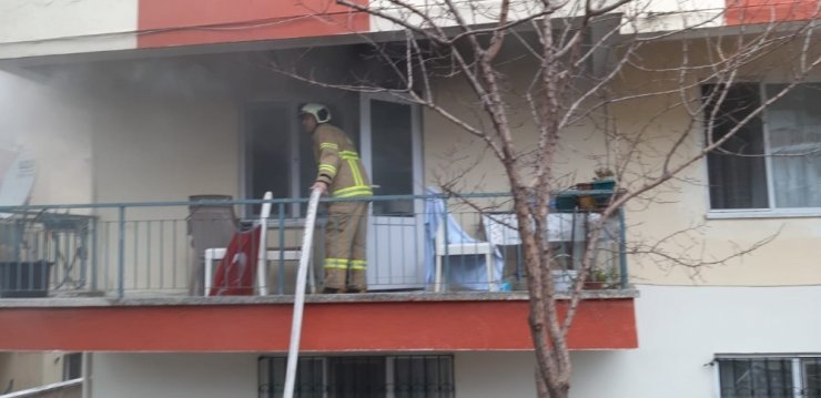 Ayvalık’ta bacadan çıkan yangın komşu evi yaktı