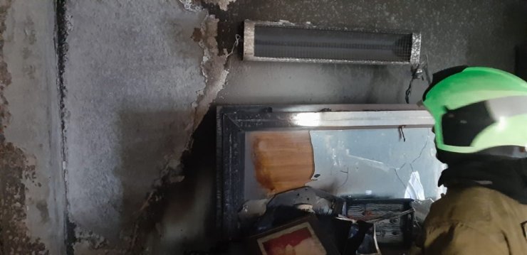 Ayvalık’ta bacadan çıkan yangın komşu evi yaktı