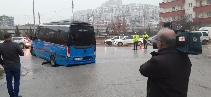 Faciaya ramak kaldı, içi dolu dolmuş çöken yolun içine düştü