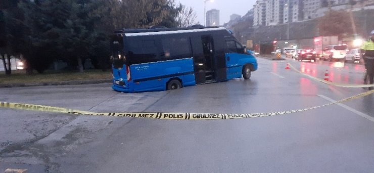 Faciaya ramak kaldı, içi dolu dolmuş çöken yolun içine düştü