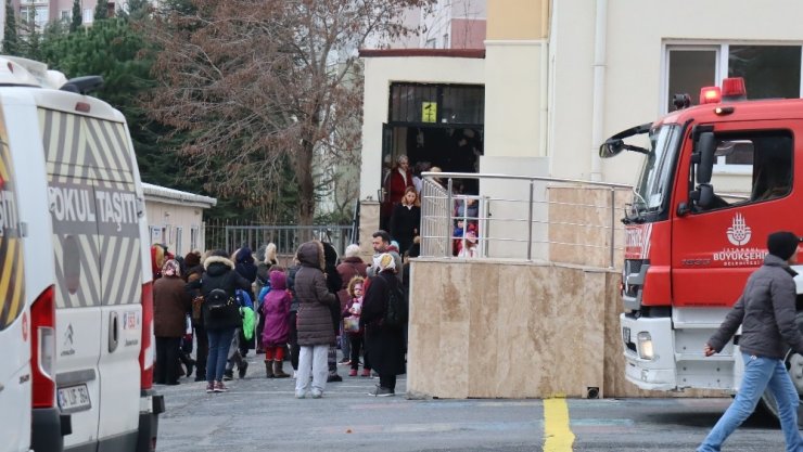 Beylikdüzü’nde ilkokul çatısı uçtu