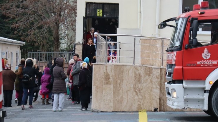 Beylikdüzü’nde ilkokul çatısı uçtu