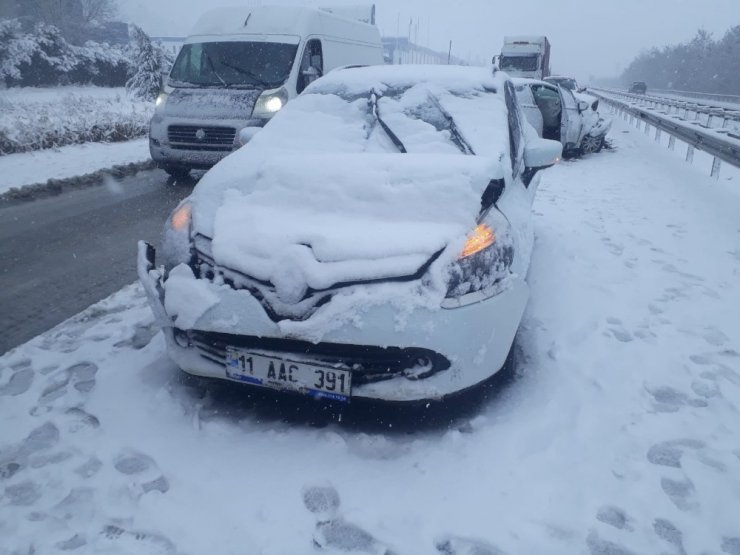 Kar yağışı zincirleme kazaları beraberinde getirdi