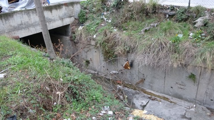 Otomobil kanala uçtu, vatandaş son anda kurtuldu