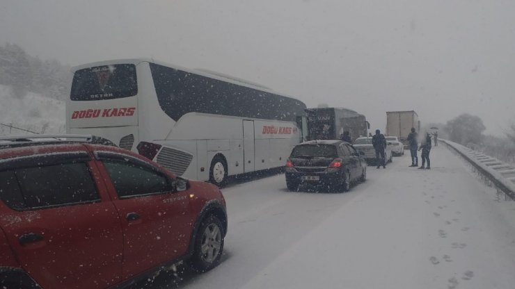 Yoğun kar Bursa Ankara karayolunu trafiğe kapattı