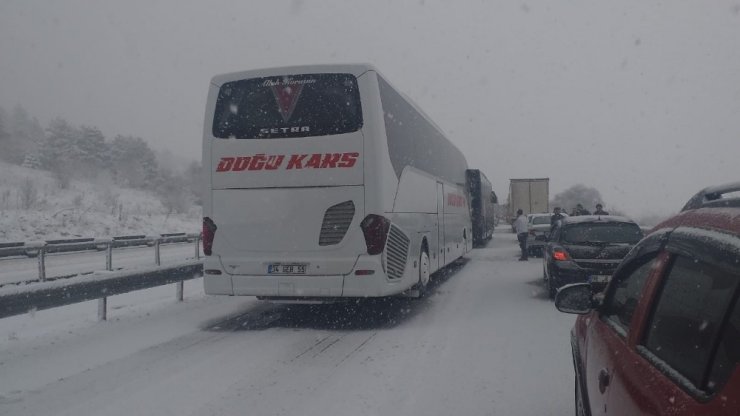 Yoğun kar Bursa Ankara karayolunu trafiğe kapattı