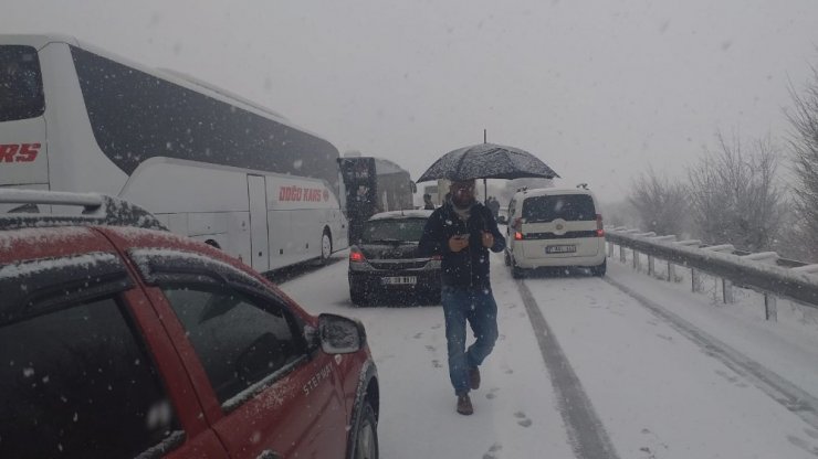 Yoğun kar Bursa Ankara karayolunu trafiğe kapattı