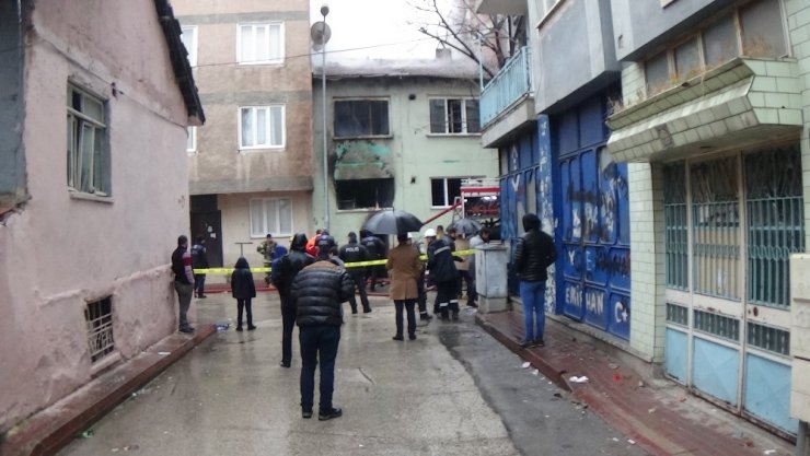 3 katlı apartman alevlere teslim oldu