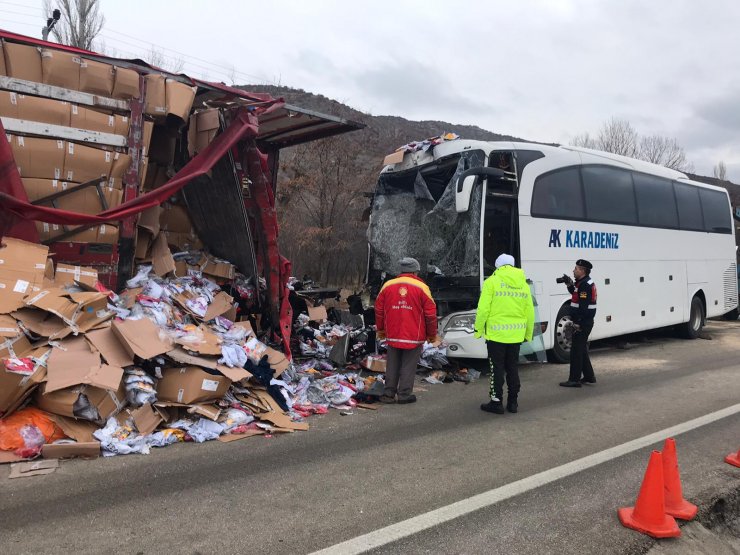 Çankırı'da yolcu otobüsü ile tır çarpıştı: 22 yaralı