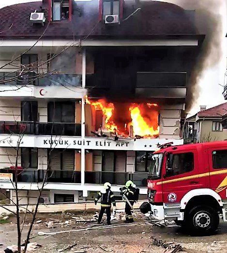 Apartta patlama: 3 yaralı
