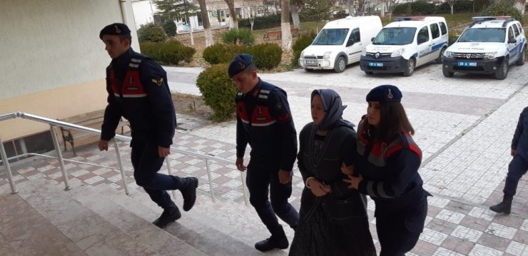 11 ayrı suçtan aranan kadını jandarma pazarda yakaladı