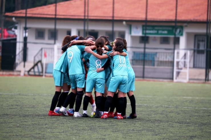 Kadın futbolcular 7. maçını da galibiyetle tamamladı