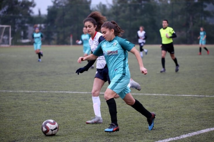 Kadın futbolcular 7. maçını da galibiyetle tamamladı