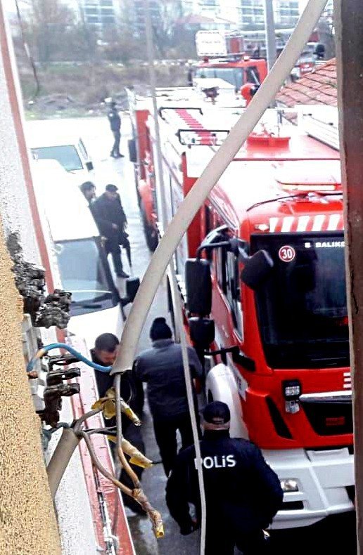 Edremit’te bacadan çıkan kıvılcım evi yaktı