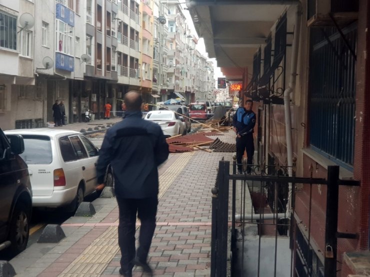 Kuvvetli rüzgar Esenler’de çatı uçurdu