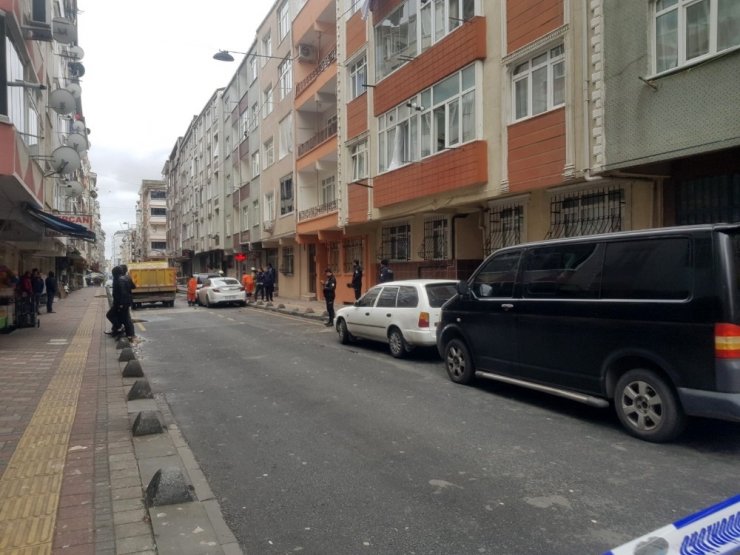 Kuvvetli rüzgar Esenler’de çatı uçurdu