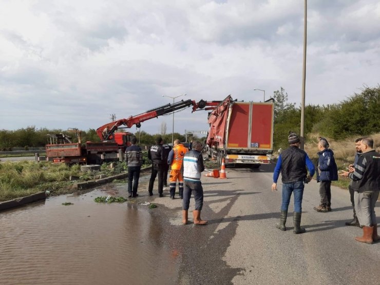 Hatay’da kontrolden çıkan tır devrildi: 2 yaralı