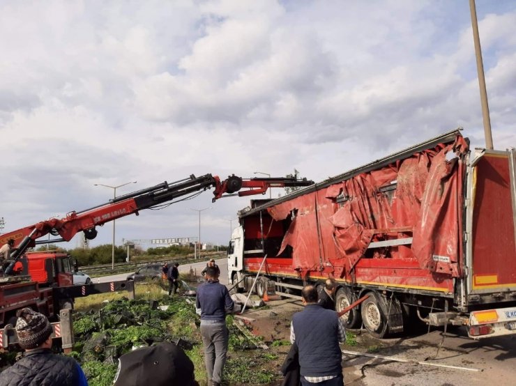 Hatay’da kontrolden çıkan tır devrildi: 2 yaralı