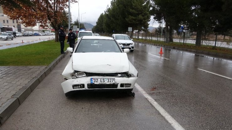 Otomobil, hafif ticari araca arkadan çarptı: 2 yaralı