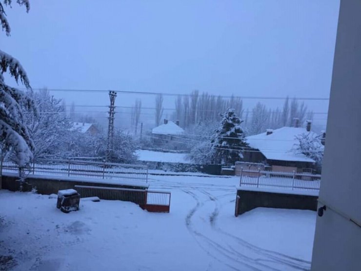 Isparta’da yoğun kar yağışı nedeniyle 2 ilçeyi bağlayan yol kapandı