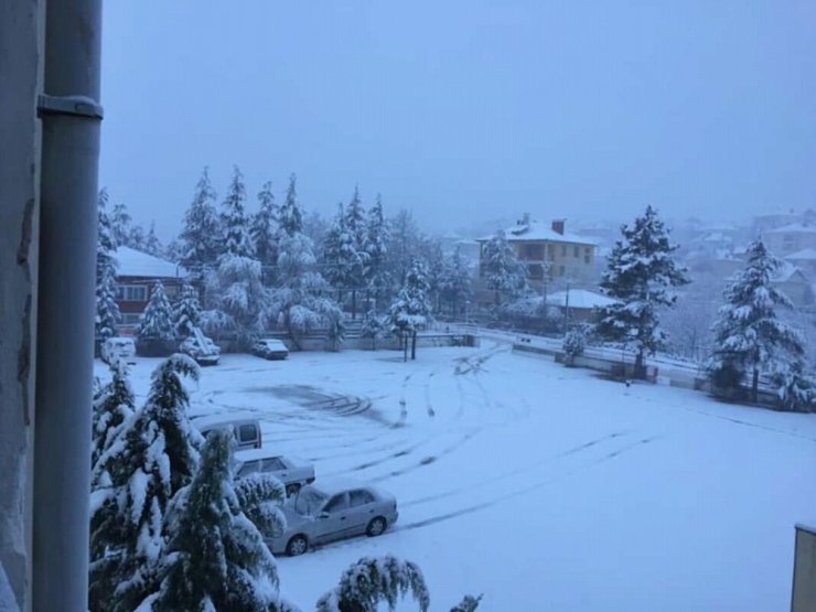 Isparta’da yoğun kar yağışı nedeniyle 2 ilçeyi bağlayan yol kapandı