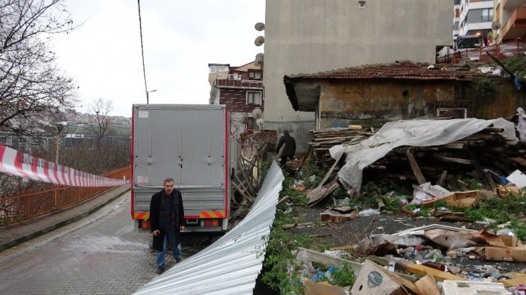 Aracının lastiğini değiştirirken, çöken istinat duvarının altında kaldı