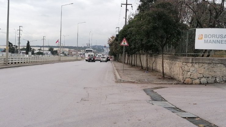 Kamyondan fırlayan tekerlek trafikte onlarca metre böyle gitti