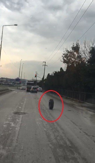 Kamyondan fırlayan tekerlek trafikte onlarca metre böyle gitti