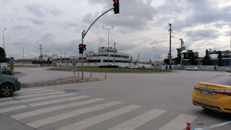 Kamyondan fırlayan tekerlek trafikte onlarca metre böyle gitti