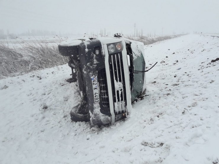 Konya’da öğretmenleri taşıyan minibüs devrildi: 15 yaralı