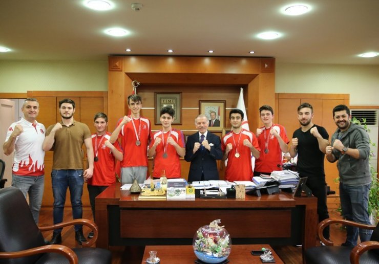 Bayrampaşalı genç boksörlerden büyük başarı