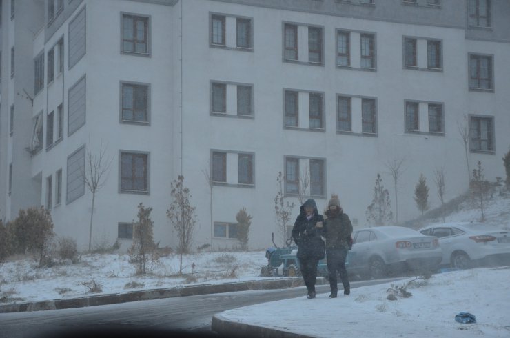 Manisa'nın yüksek kesimlerinde kar yağışı etkili oldu