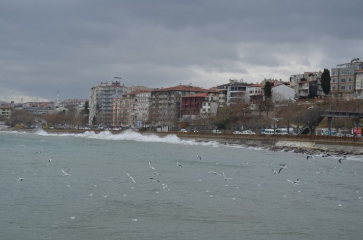 Tekirdağ’da dev dalgalar: Sahil sular altında kaldı