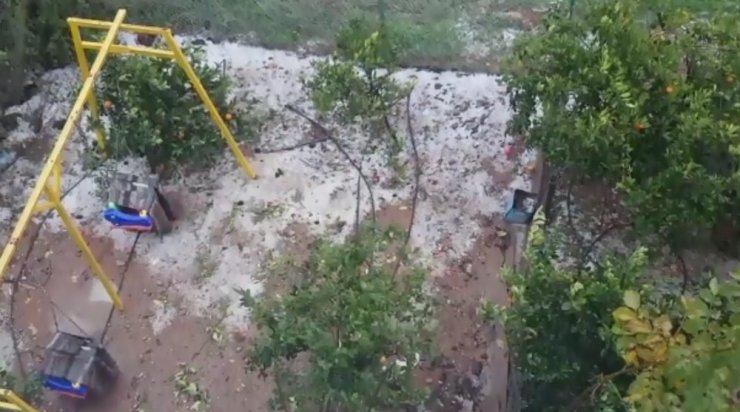 Mersin’de dolu yağışı yolları beyaz örtüye bürüdü