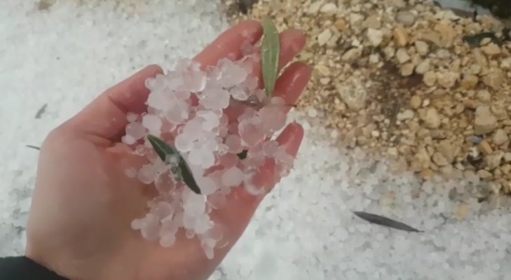 Mersin’de dolu yağışı yolları beyaz örtüye bürüdü