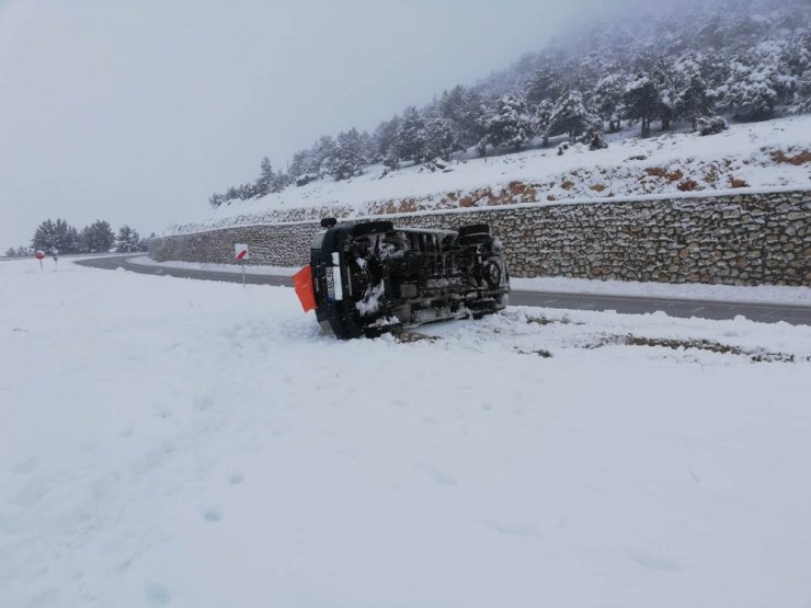 Mersin’de işçi servisi devrildi: 4 yaralı