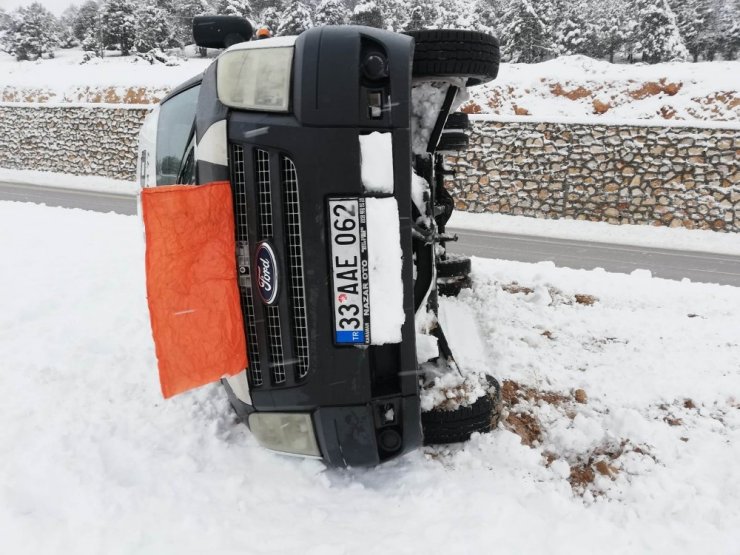 Mersin’de işçi servisi devrildi: 4 yaralı