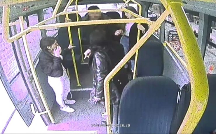 Kızını rahatsız ettiğini iddia ettiği şahsa anneden yumruk
