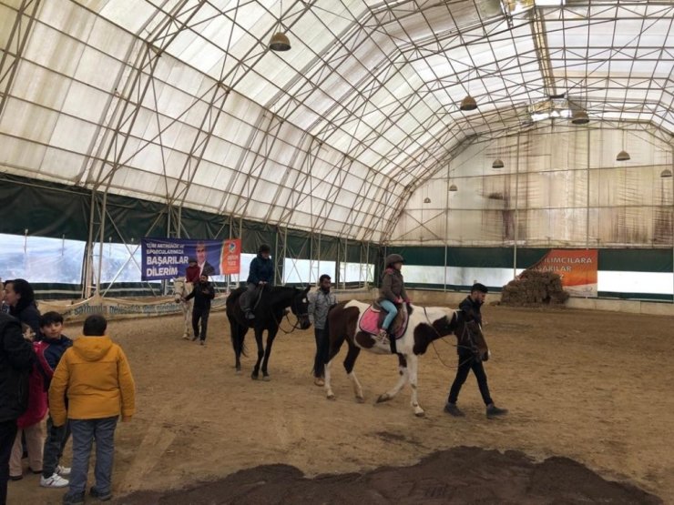 Binicilik sporu okullarla buluşuyor