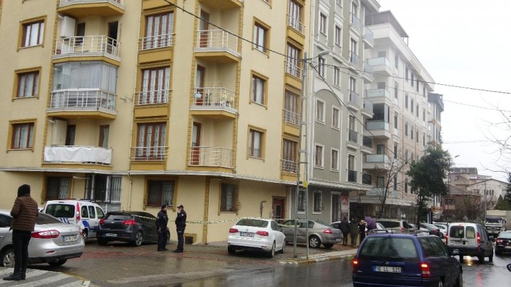 Sancaktepe’de 5. kattan atlayan kadın hayatını kaybetti
