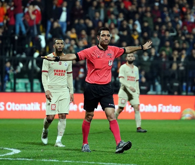 Sahada Cüneyt Çakır, VAR’da Koray Gençerler