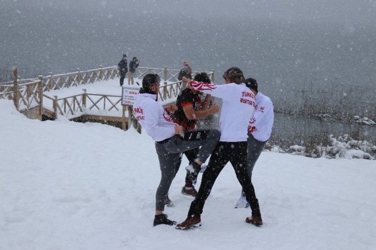 Muay Thai Milli Takımı, dondurucu soğukta Abant’ta antrenman yaptı