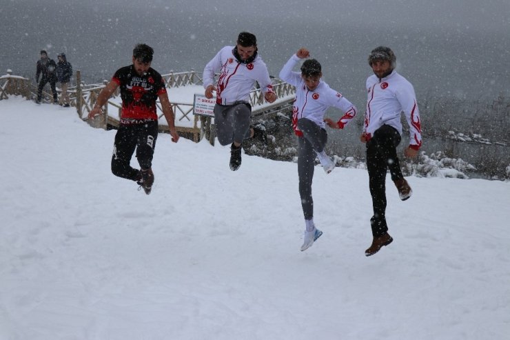 Muay Thai Milli Takımı, dondurucu soğukta Abant’ta antrenman yaptı