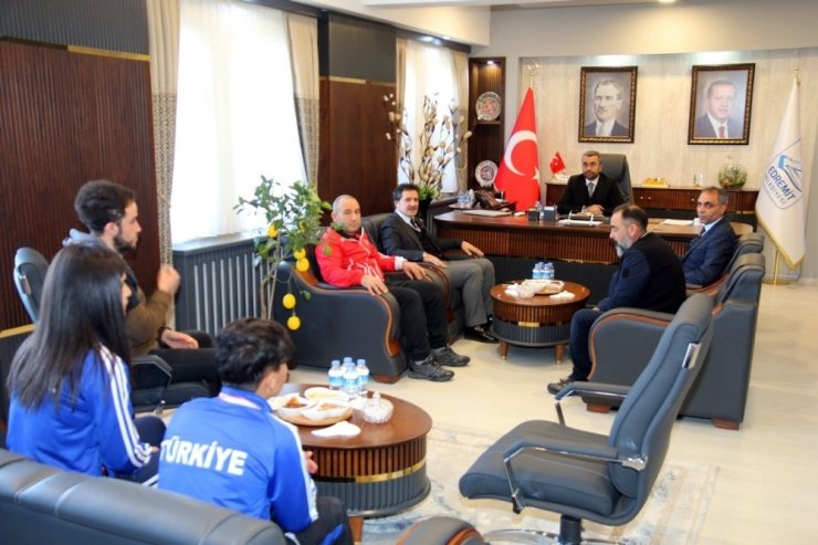 Milli boksörlerden Başkan Say’a teşekkür ziyareti