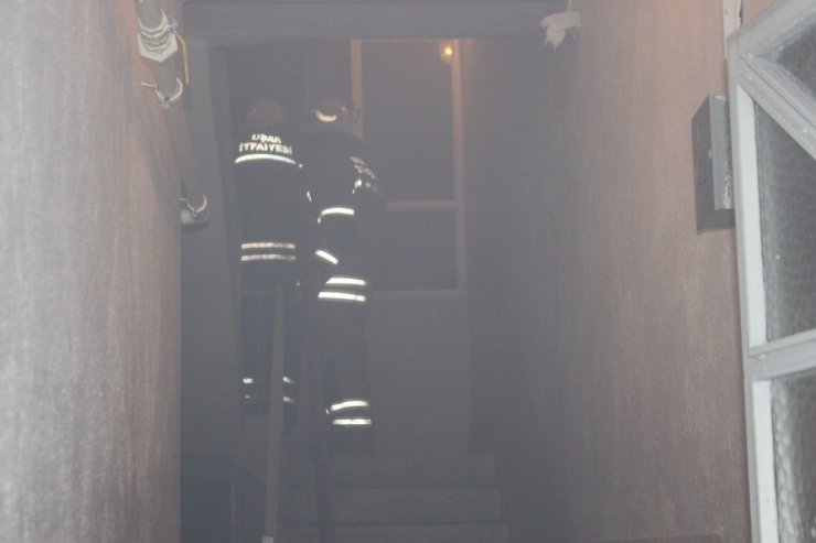 Uşak’ta bir depoda yangın: 2 kişi dumandan etkilendi
