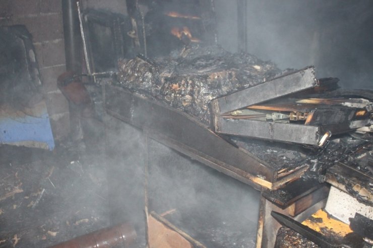 Uşak’ta bir depoda yangın: 2 kişi dumandan etkilendi