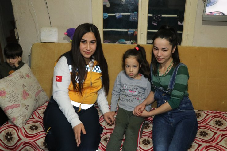 Yangından kurtarılan çocuğa kendi çoraplarını giydiren sağlıkçıya takdirname