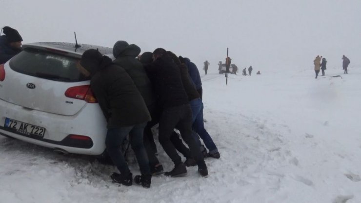 Yolda mahsur kaldılar, halay çekerek kurtarılmayı beklediler